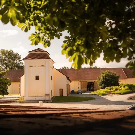 Posedy Pansky Dvur Luxe tent Telč